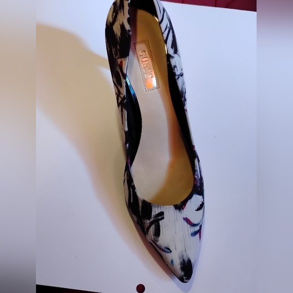 GUESS - Picture 1 of 1